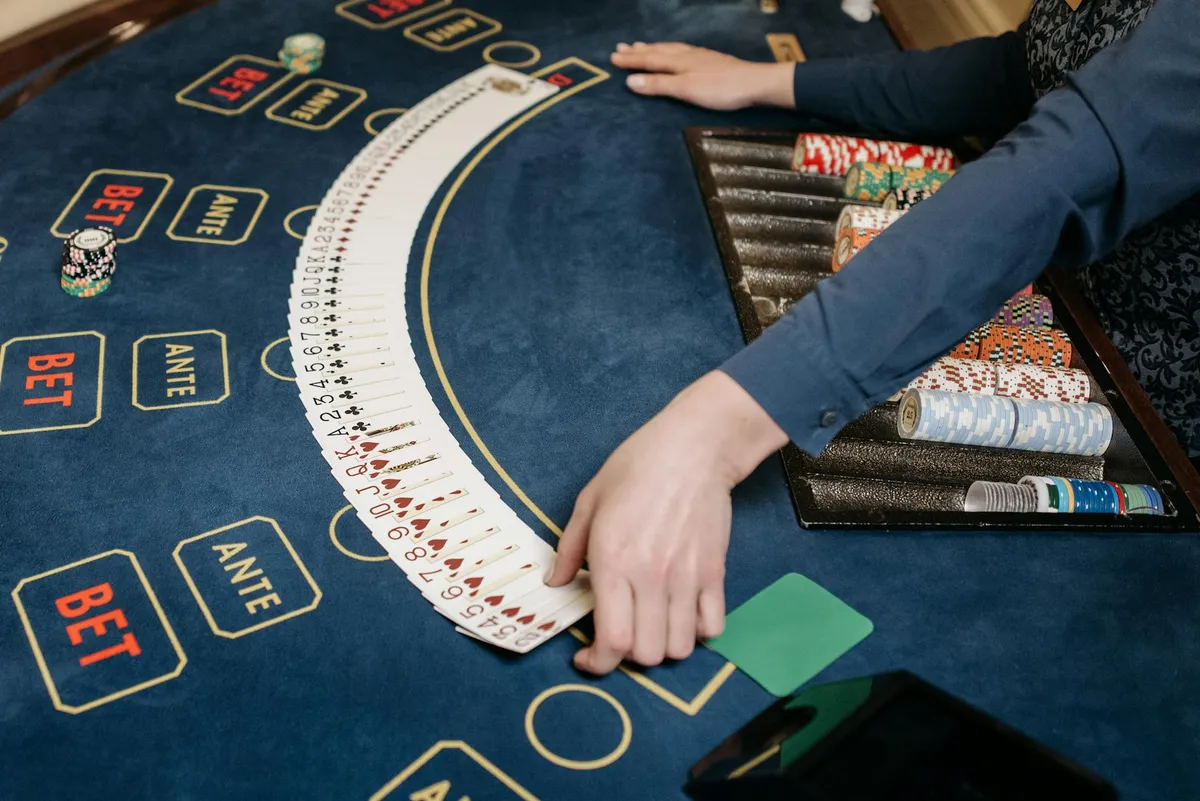 Výukové video o nejlepších strategiích blackjacku